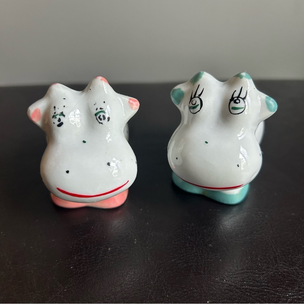 Artwork Vintage Ceramic Cartoon Looking Cow Salt & Pepper Shakers